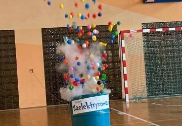 Nauka przez zabawę – pokaz grupy „Zaelektryzowani” w naszej szkole