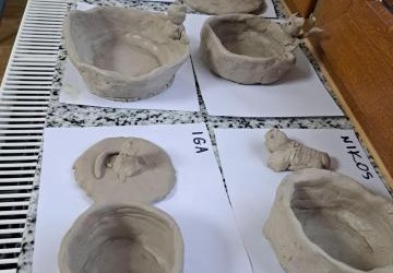 Lepienie z gliny w świetlicy — kolejne zajęcia w ramach Programu Integracji Społecznej i Obywatelskiej Romów w Polsce 2021–2030