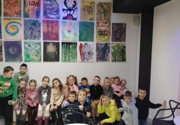 Pierwszoklasiści odkrywają świat robotów i sztuki